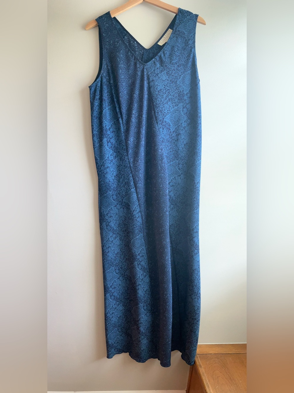 Sleeveless V-Neck Women's maxi dress in Navy Floral